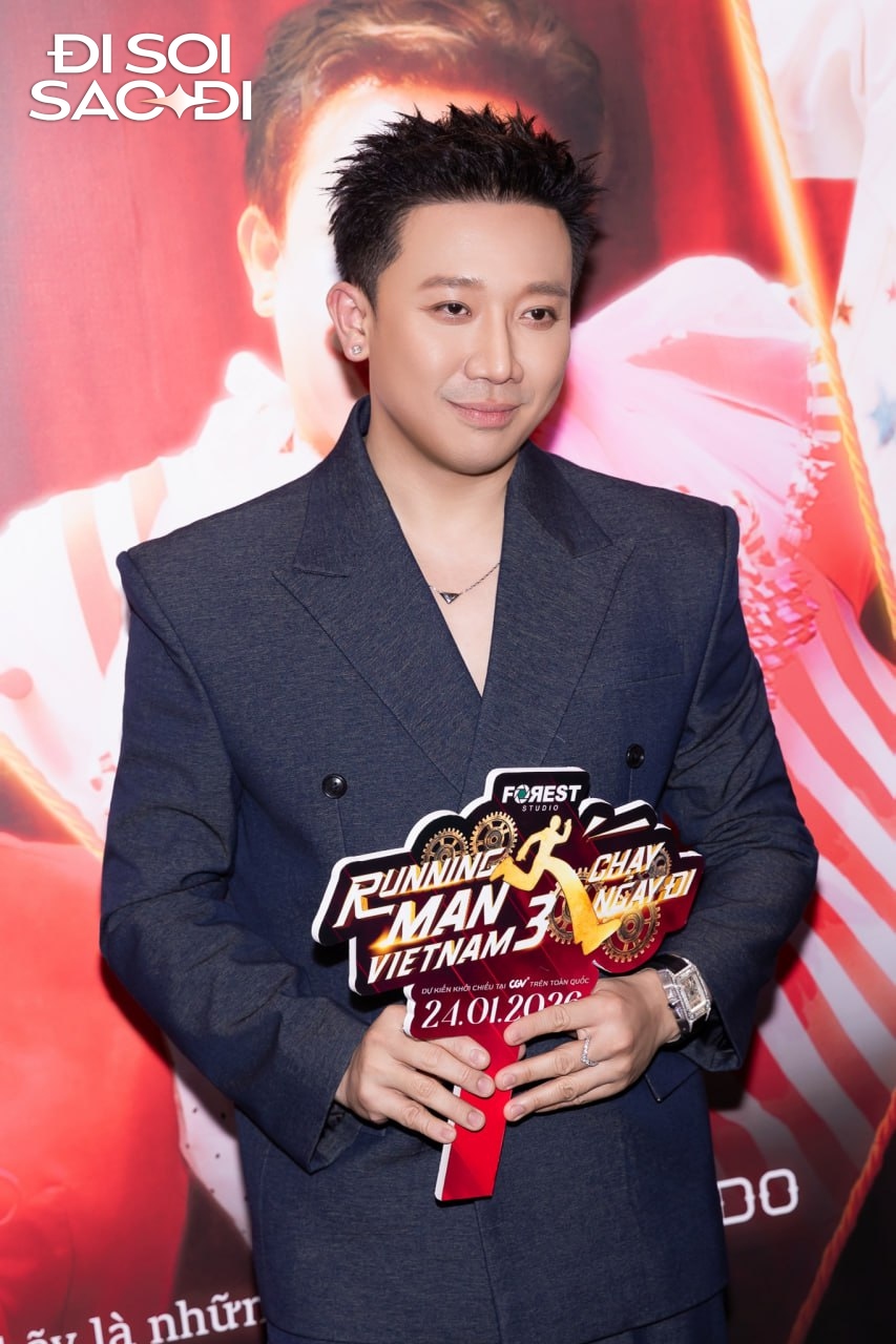 Trấn Thành ngồi Rolls-Royce 30 tỷ đi sự kiện, thái độ khi fan xin chụp ảnh chung gây chú ý- Ảnh 1. Trấn Thành ngồi Rolls-Royce 30 tỷ đi sự kiện, thái độ khi fan xin chụp ảnh chung gây chú ý- Ảnh 1.