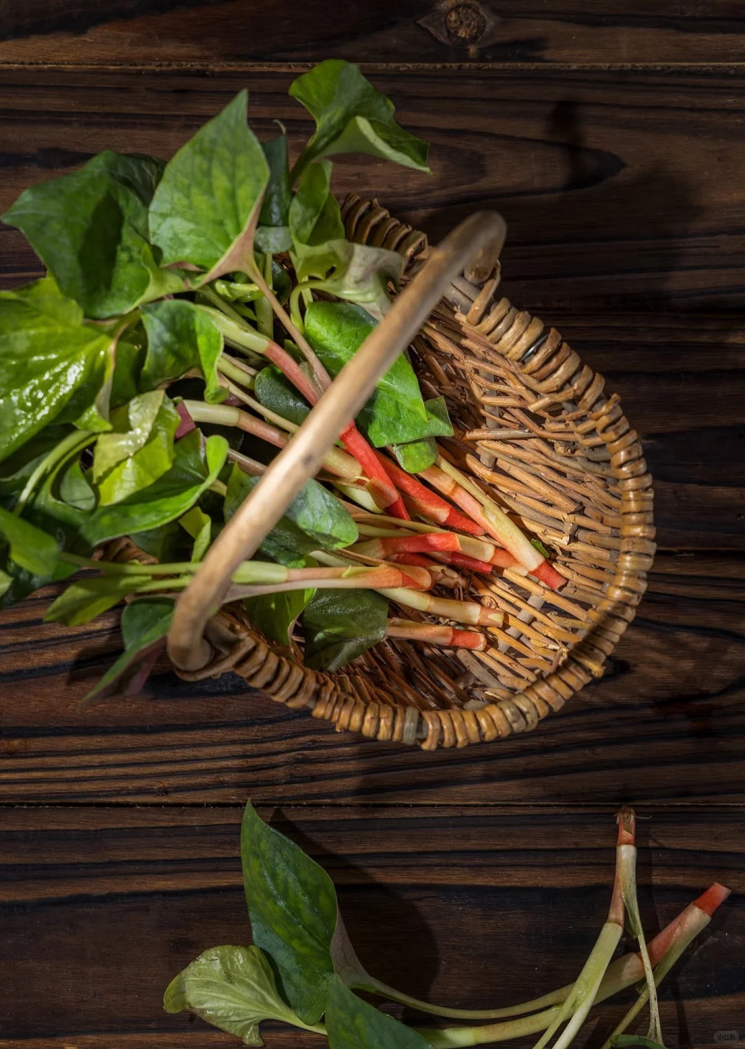 Món ăn "ngang ngược" được làm từ "thứ rau của quỷ" khiến kẻ khóc người cười- Ảnh 1.