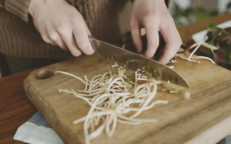 Món ăn "ngang ngược" được làm từ "thứ rau của quỷ" khiến kẻ khóc người cười- Ảnh 6.