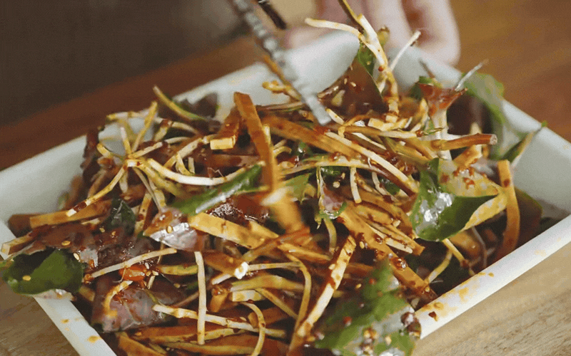 Món ăn "ngang ngược" được làm từ "thứ rau của quỷ" khiến kẻ khóc người cười- Ảnh 11.