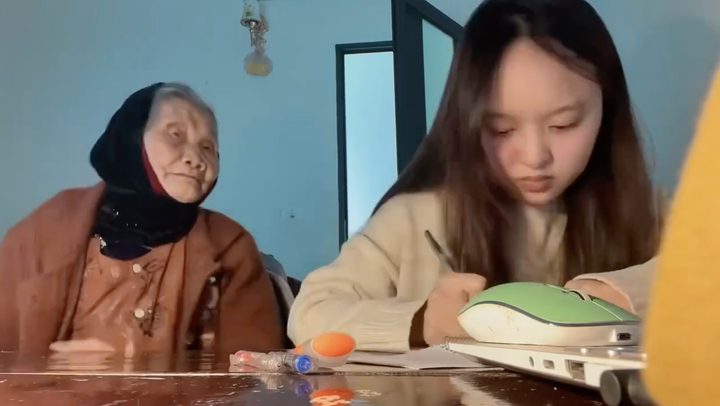 Clip bà nội ngồi bên cả buổi ngắm cháu học bài khiến dân mạng rưng rưng- Ảnh 1.