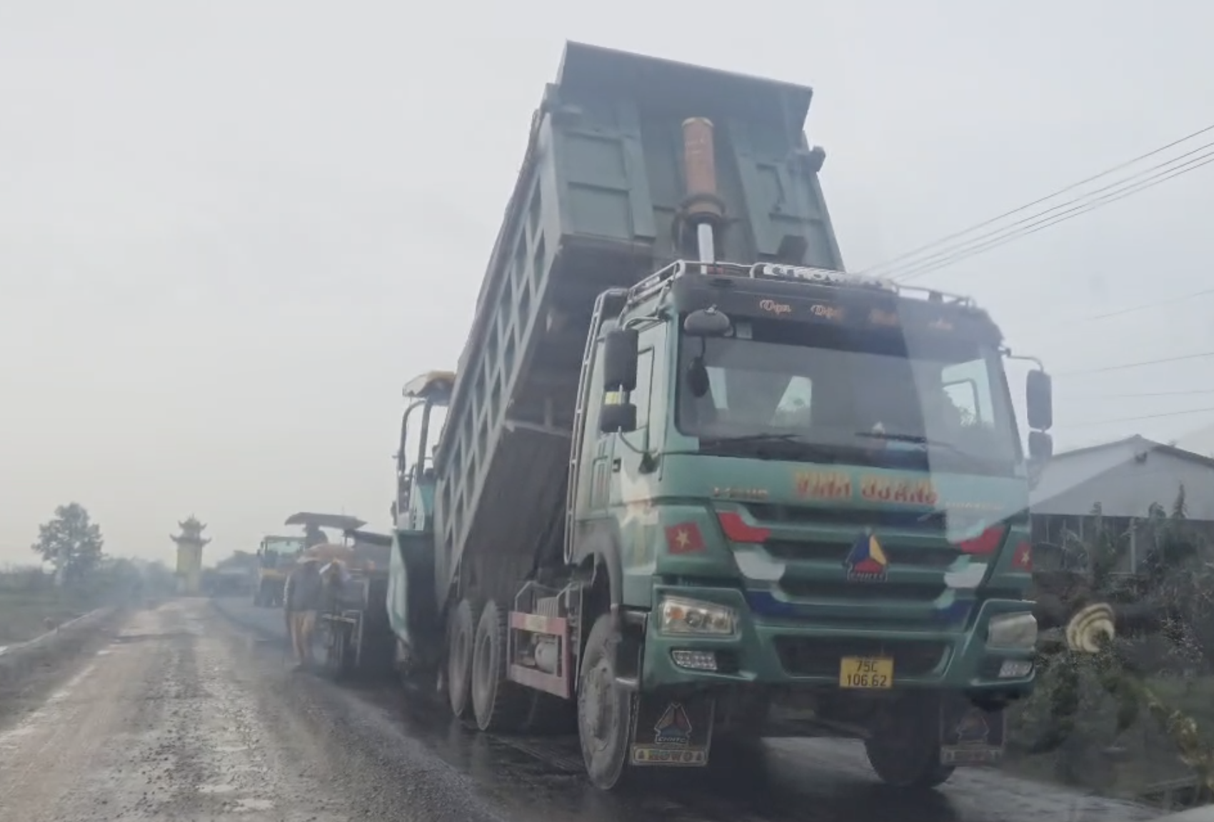 Thảm nhựa gặp trời mưa , nhà thầu Huế phải tăng thời hạn bảo hành lên 3 năm - Ảnh 1.