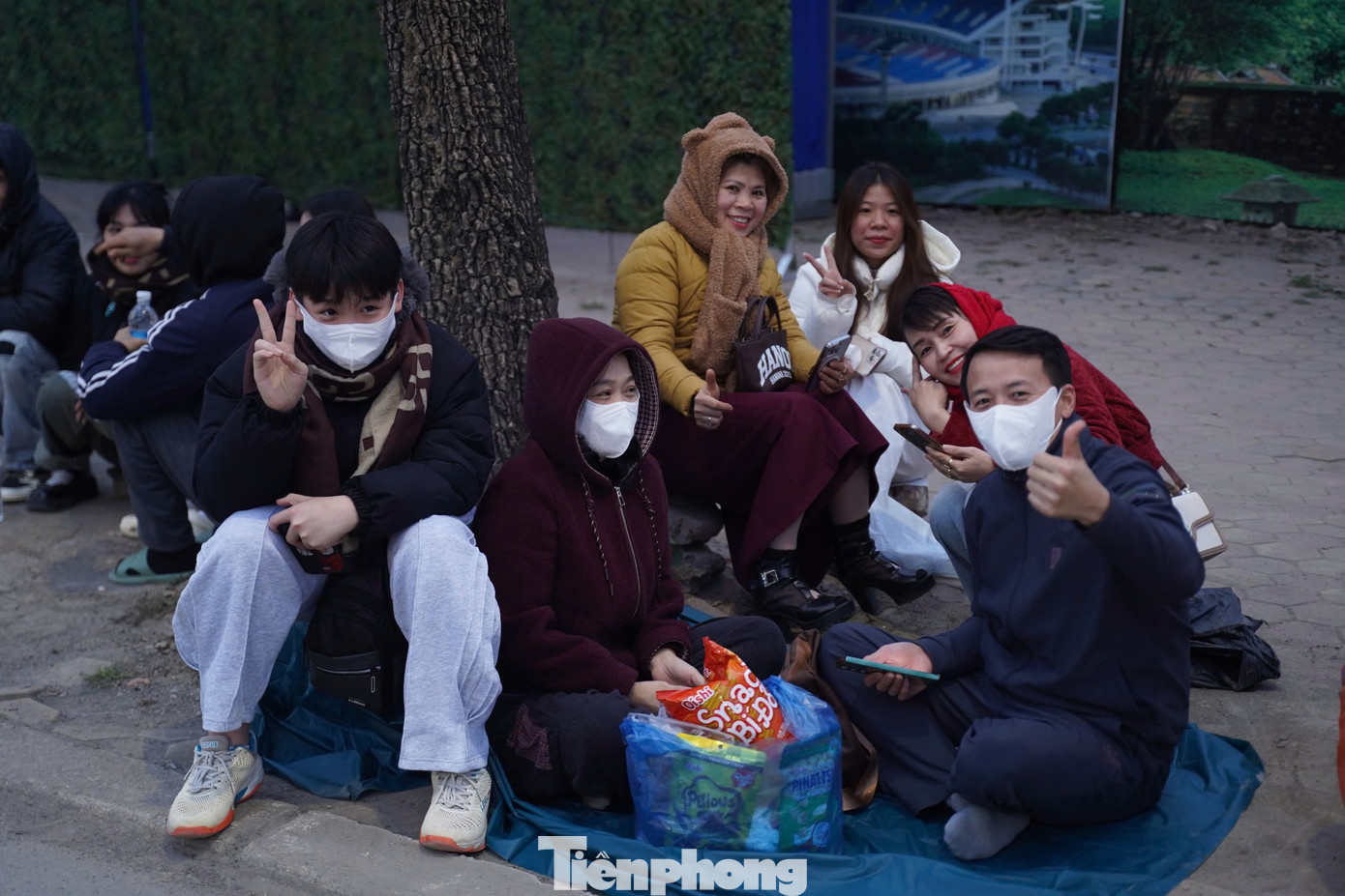 Người dân đổ về Mỹ Đình chờ xem pháo hoa mừng thành công Đại hội Đảng- Ảnh 6.