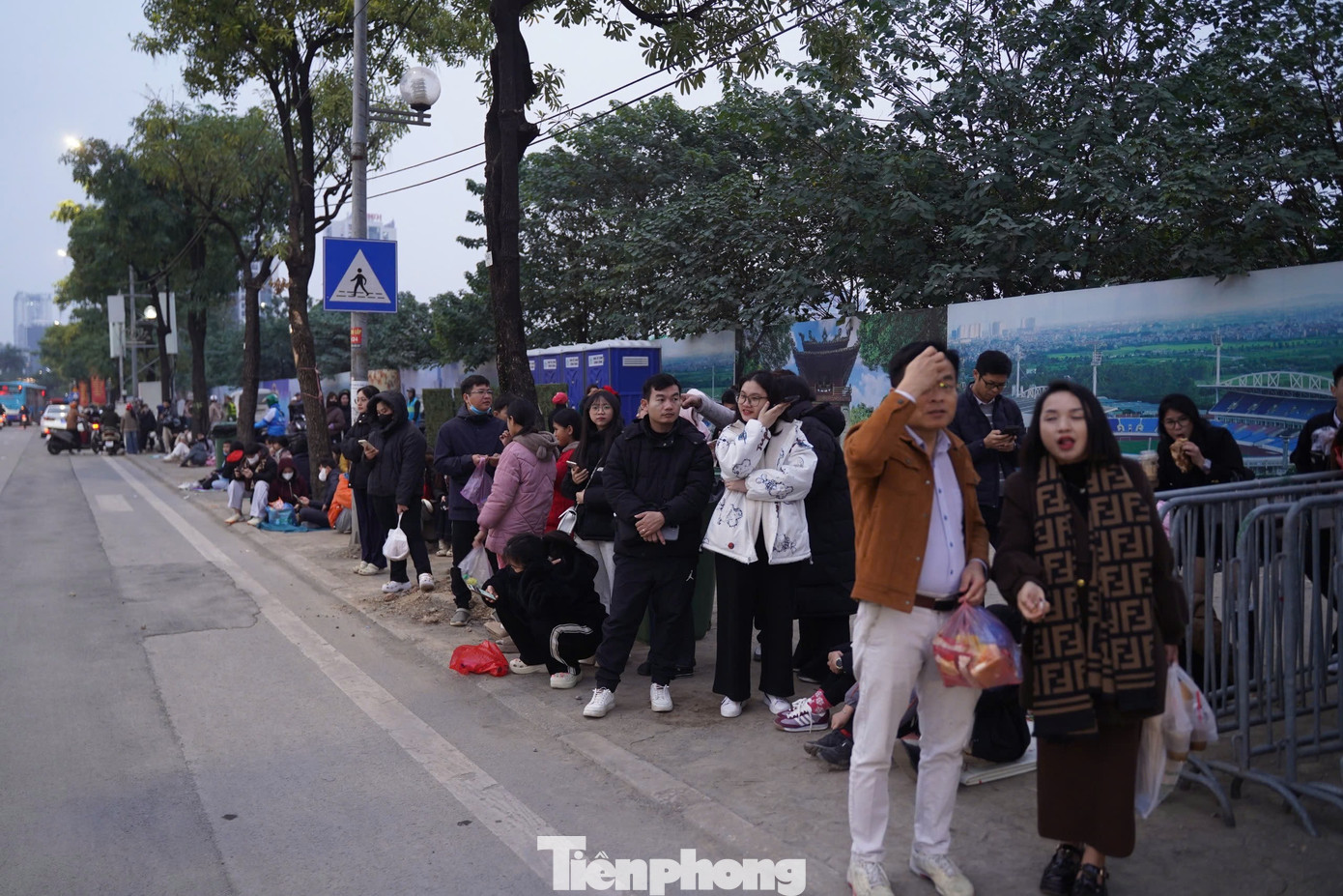 Người dân đổ về Mỹ Đình chờ xem pháo hoa mừng thành công Đại hội Đảng- Ảnh 2.