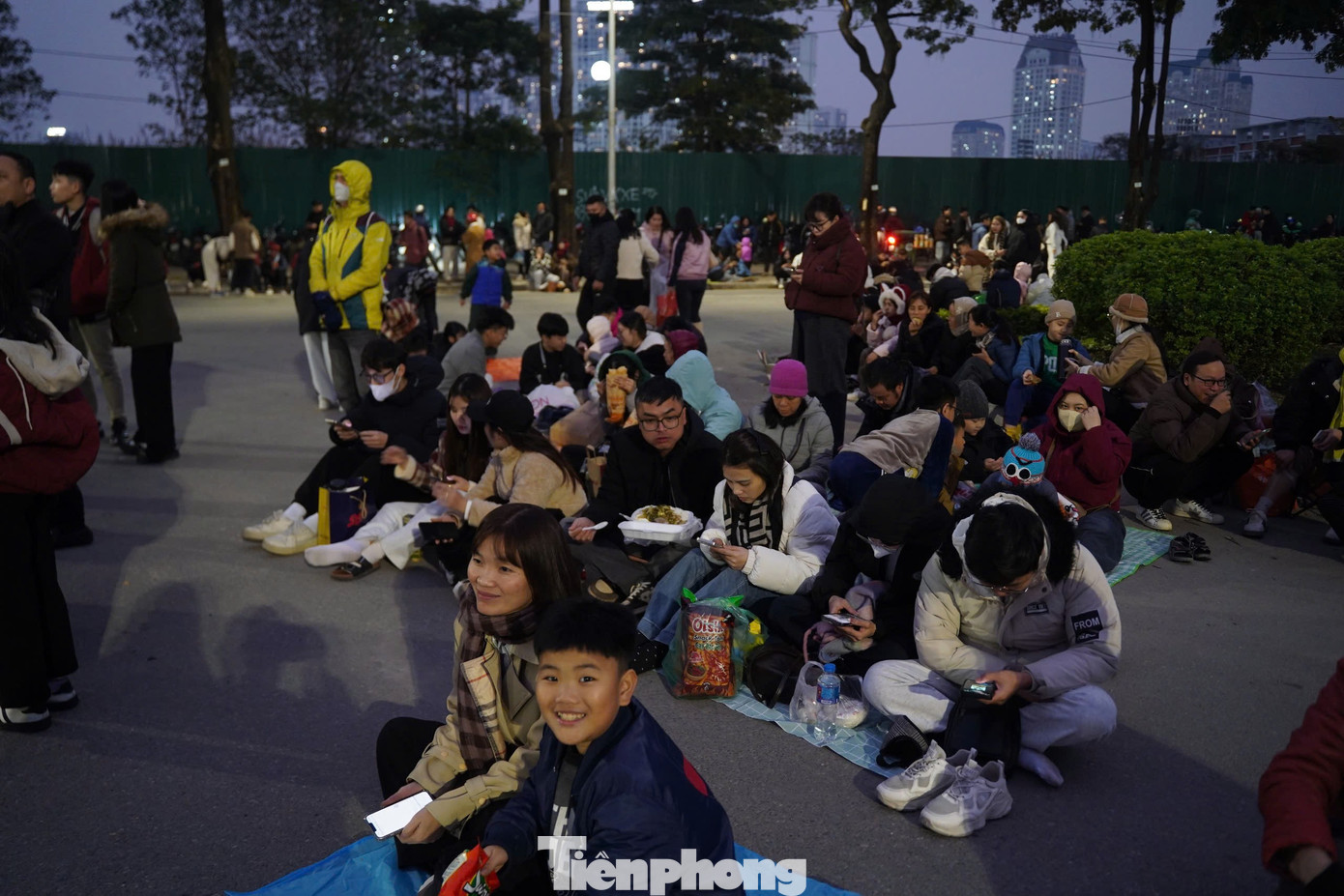 Người dân đổ về Mỹ Đình chờ xem pháo hoa mừng thành công Đại hội Đảng- Ảnh 19.