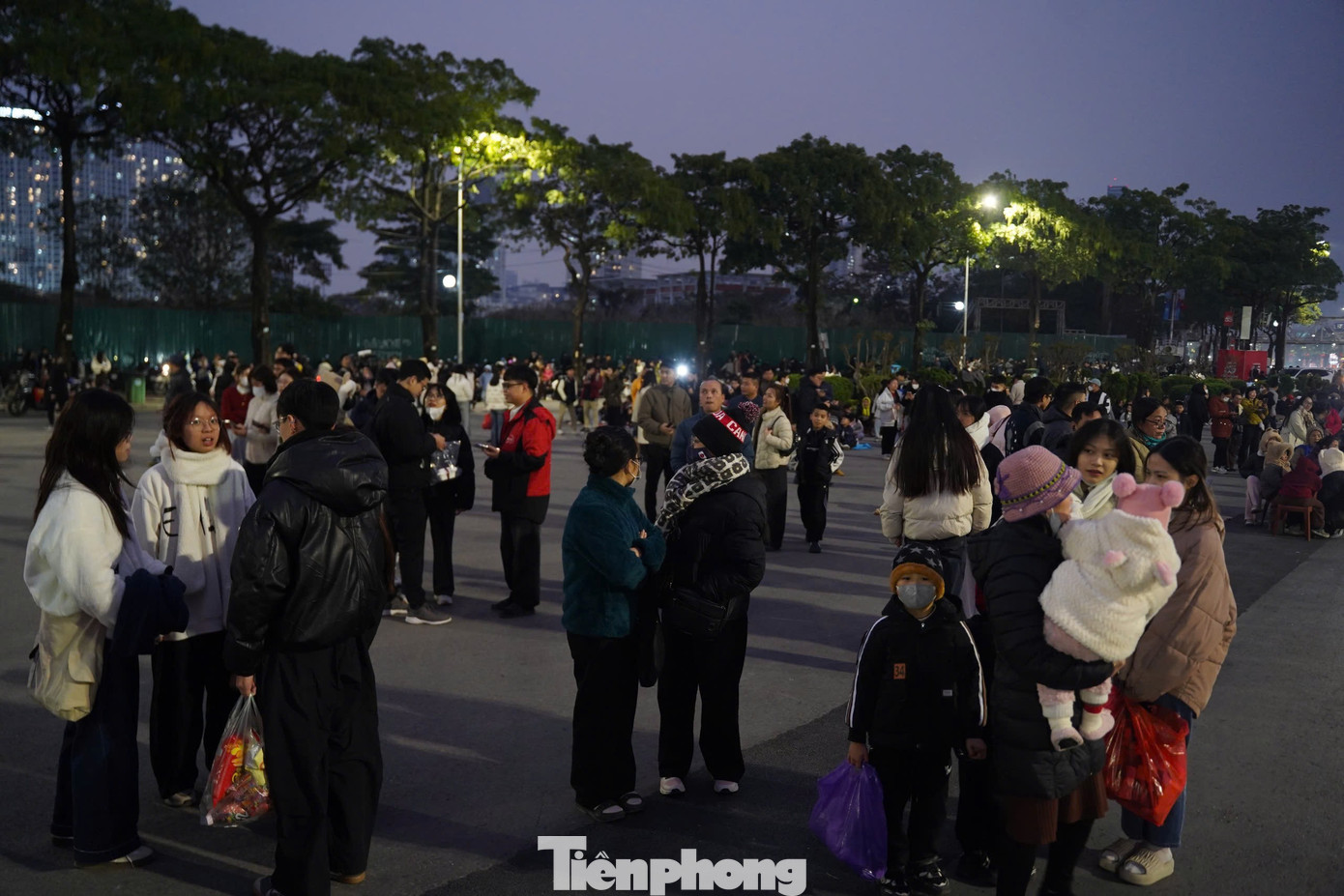 Người dân đổ về Mỹ Đình chờ xem pháo hoa mừng thành công Đại hội Đảng- Ảnh 12.
