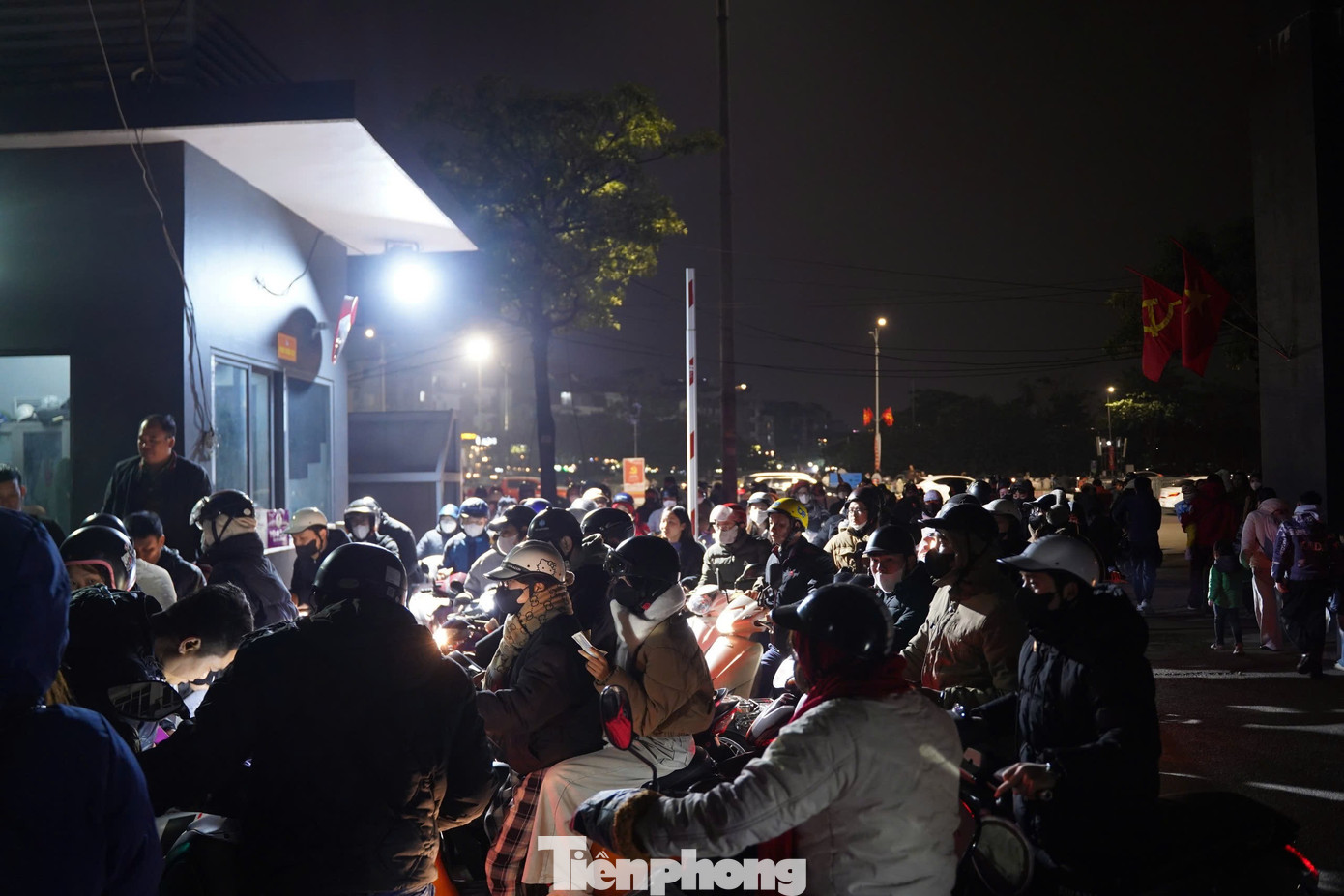 Người dân đổ về Mỹ Đình chờ xem pháo hoa mừng thành công Đại hội Đảng- Ảnh 10.