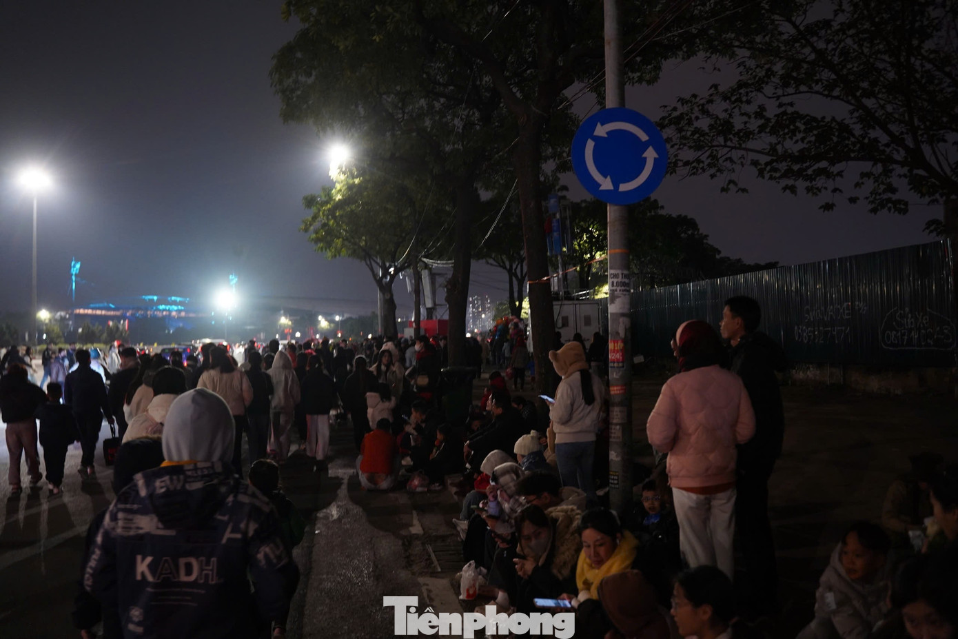 Người dân đổ về Mỹ Đình chờ xem pháo hoa mừng thành công Đại hội Đảng- Ảnh 9.