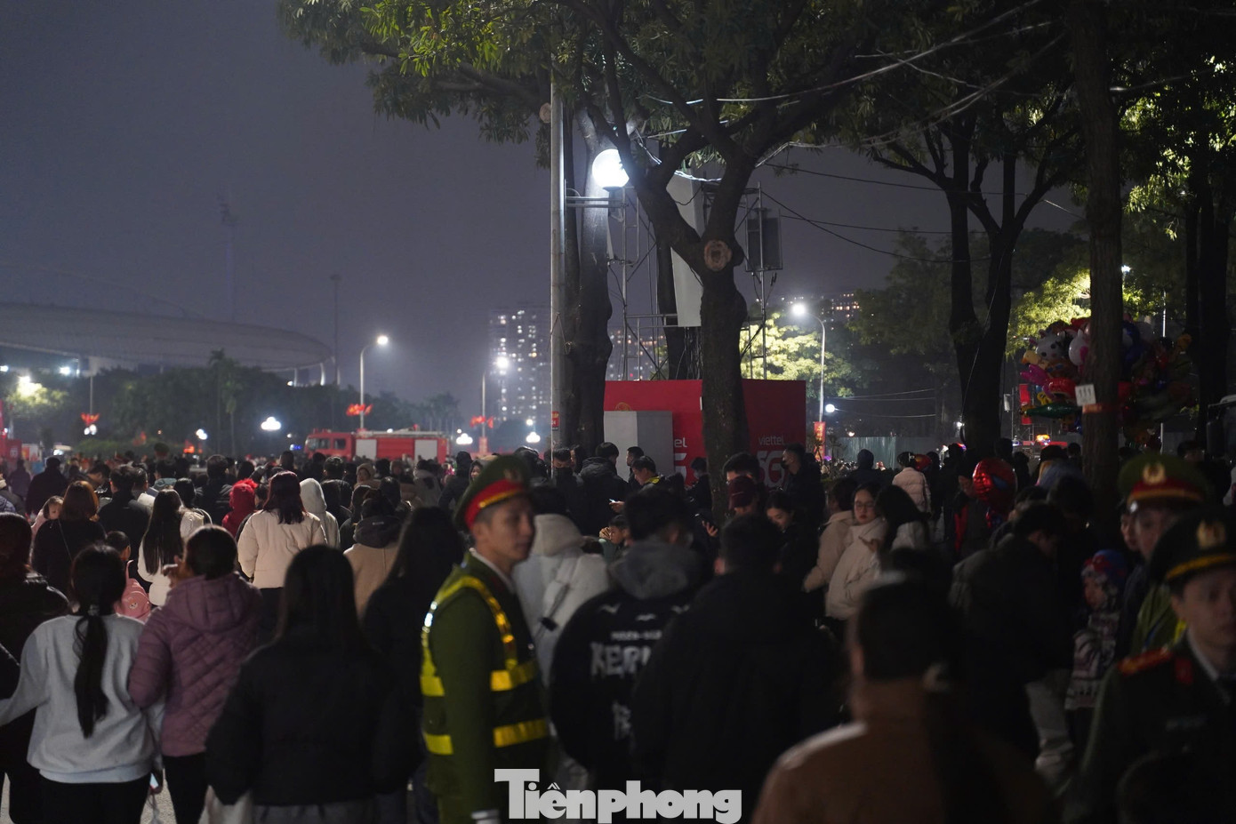 Người dân đổ về Mỹ Đình chờ xem pháo hoa mừng thành công Đại hội Đảng- Ảnh 8.