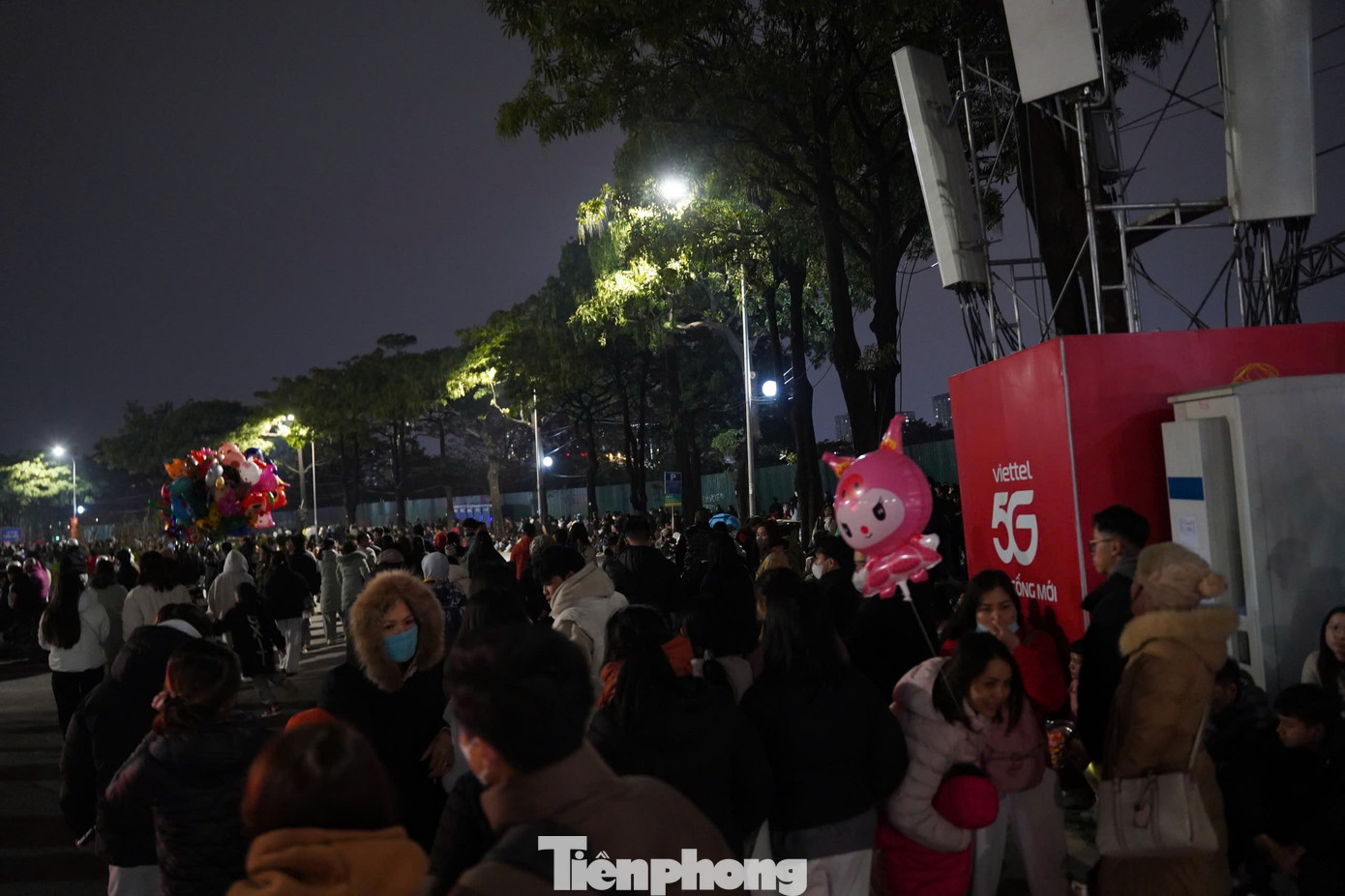 Người dân đổ về Mỹ Đình chờ xem pháo hoa mừng thành công Đại hội Đảng- Ảnh 7.