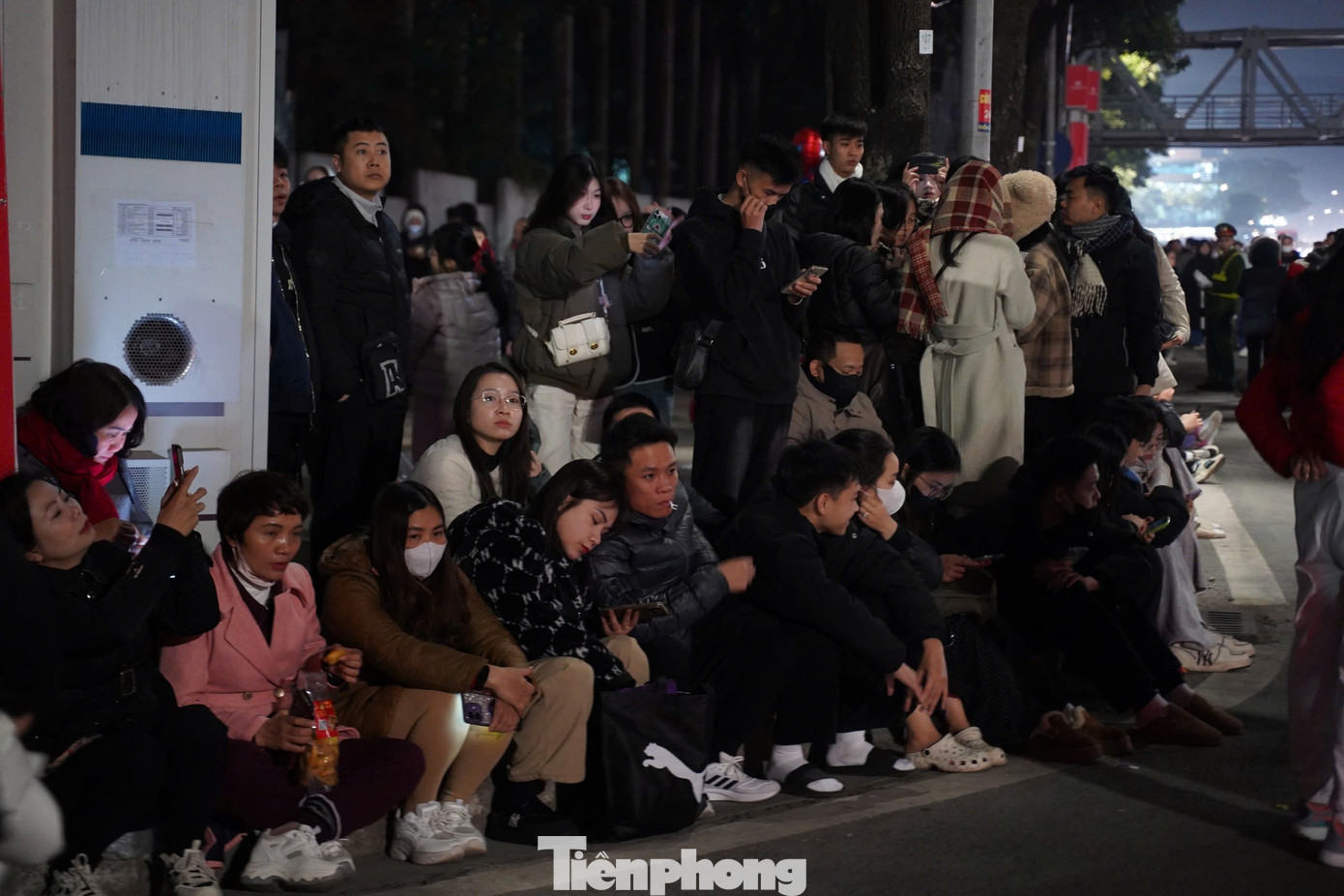 Người dân đổ về Mỹ Đình chờ xem pháo hoa mừng thành công Đại hội Đảng- Ảnh 11.