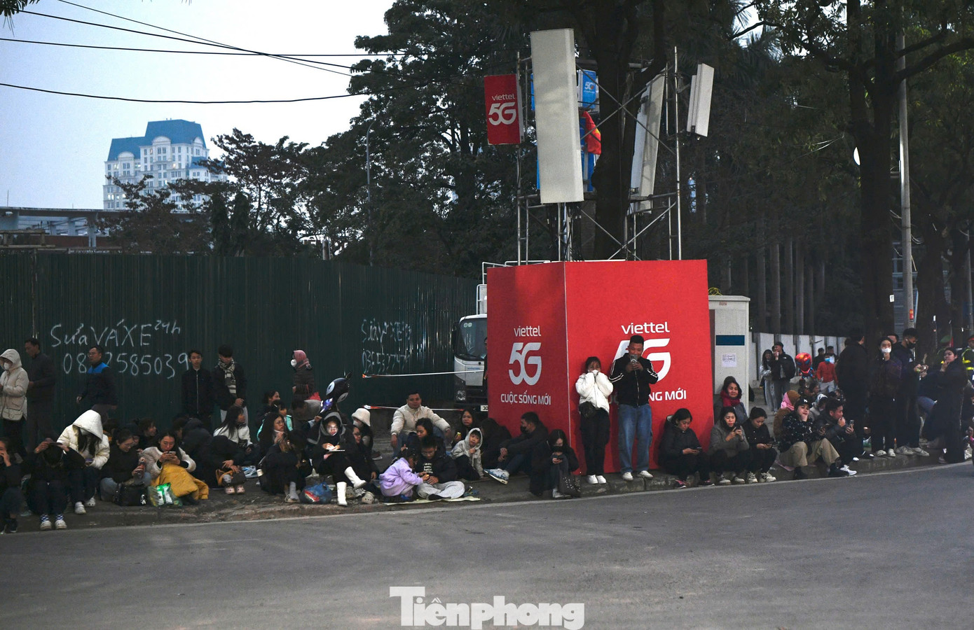 Người dân đổ về Mỹ Đình chờ xem pháo hoa mừng thành công Đại hội Đảng- Ảnh 4.