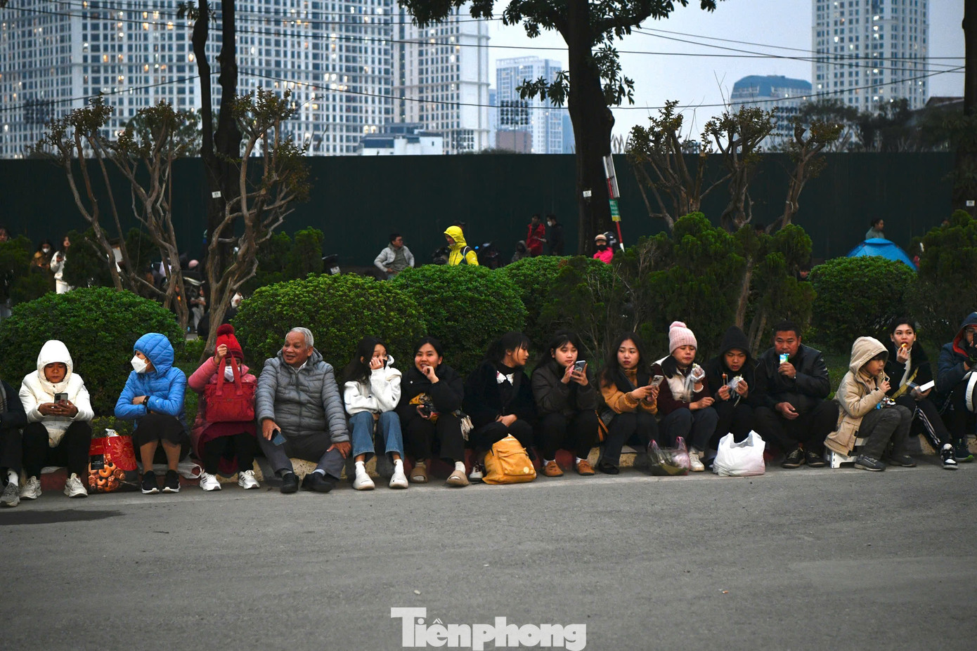 Người dân đổ về Mỹ Đình chờ xem pháo hoa mừng thành công Đại hội Đảng- Ảnh 3.