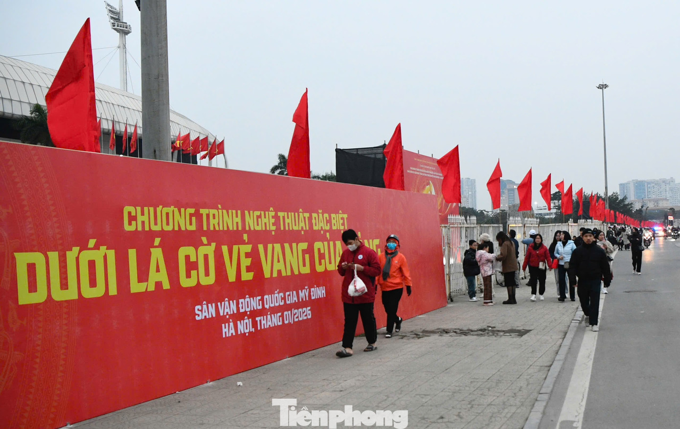 Người dân đổ về Mỹ Đình chờ xem pháo hoa mừng thành công Đại hội Đảng- Ảnh 1.