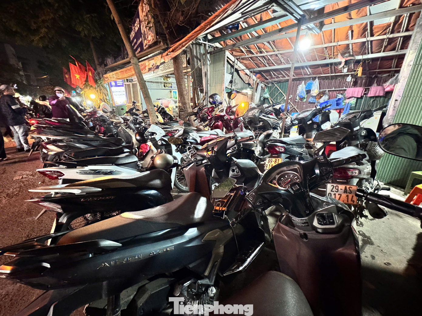 Người dân đổ về Mỹ Đình chờ xem pháo hoa mừng thành công Đại hội Đảng- Ảnh 13.