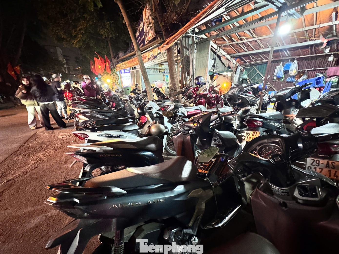 Người dân đổ về Mỹ Đình chờ xem pháo hoa mừng thành công Đại hội Đảng- Ảnh 15.