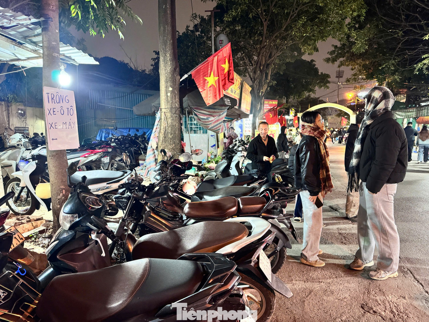 Người dân đổ về Mỹ Đình chờ xem pháo hoa mừng thành công Đại hội Đảng- Ảnh 14.