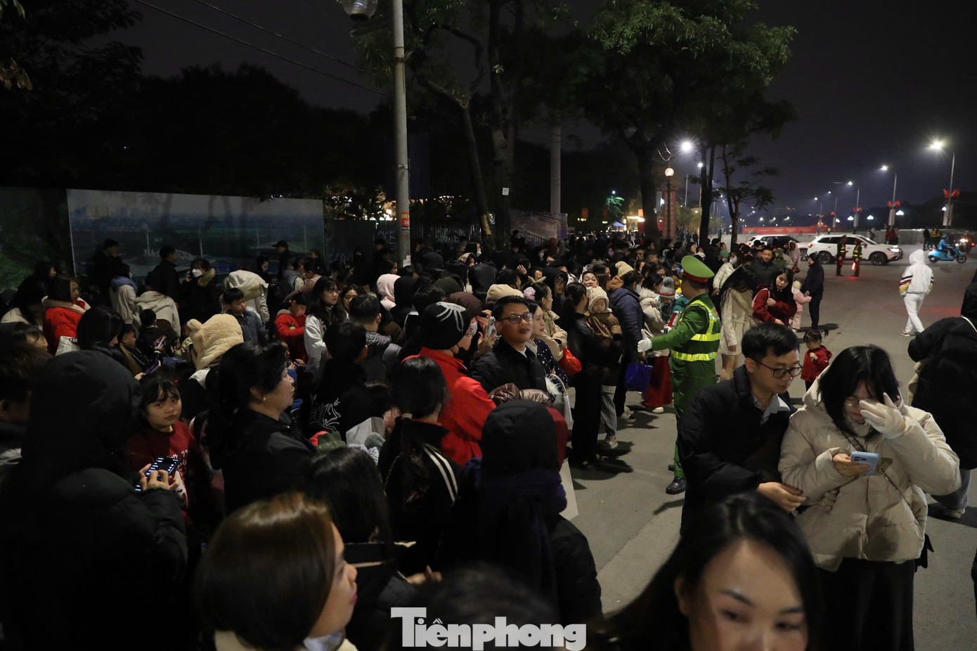 Người dân đổ về Mỹ Đình chờ xem pháo hoa mừng thành công Đại hội Đảng- Ảnh 17.