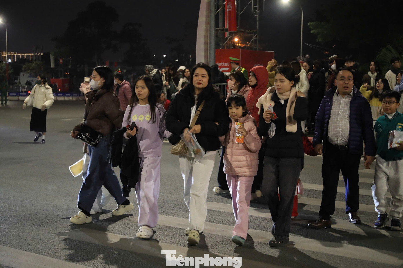 Người dân đổ về Mỹ Đình chờ xem pháo hoa mừng thành công Đại hội Đảng- Ảnh 16.