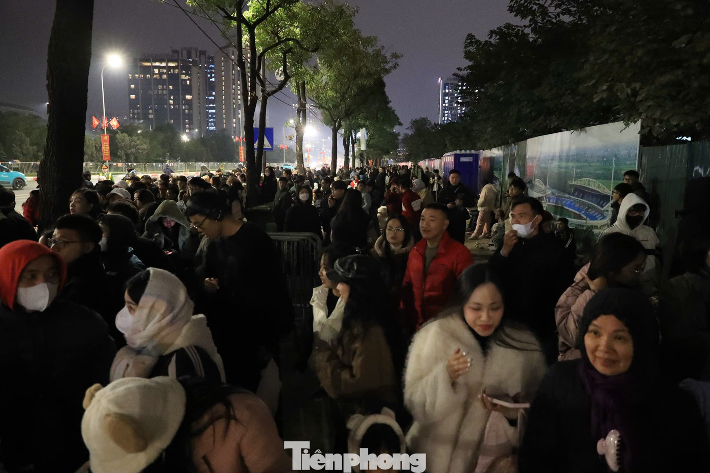 Người dân đổ về Mỹ Đình chờ xem pháo hoa mừng thành công Đại hội Đảng- Ảnh 18.