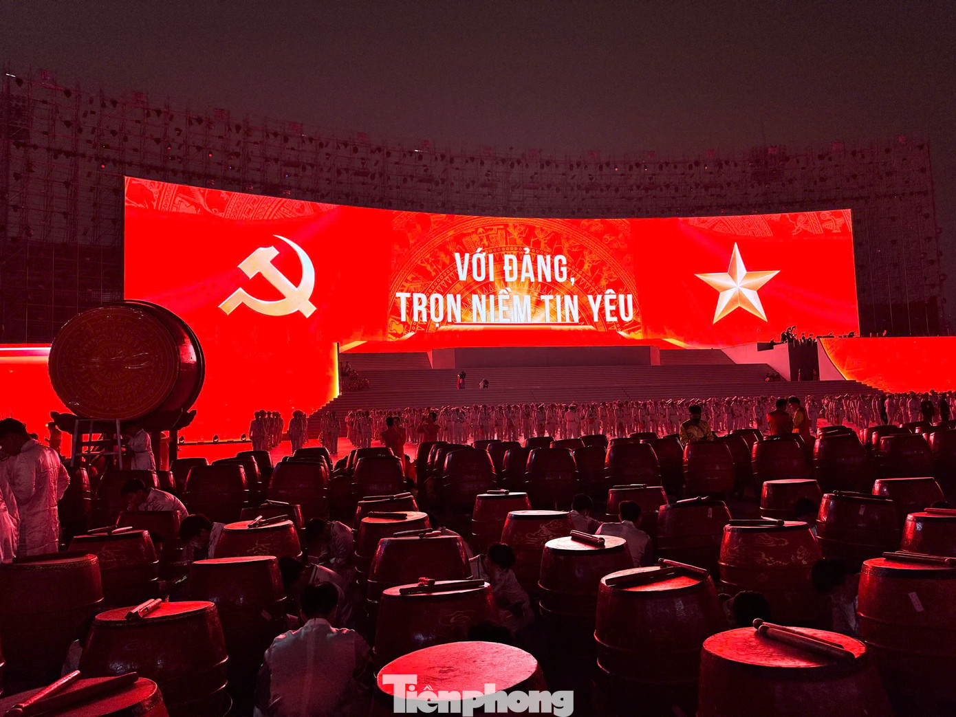 Người dân đổ về Mỹ Đình chờ xem pháo hoa mừng thành công Đại hội Đảng- Ảnh 25.