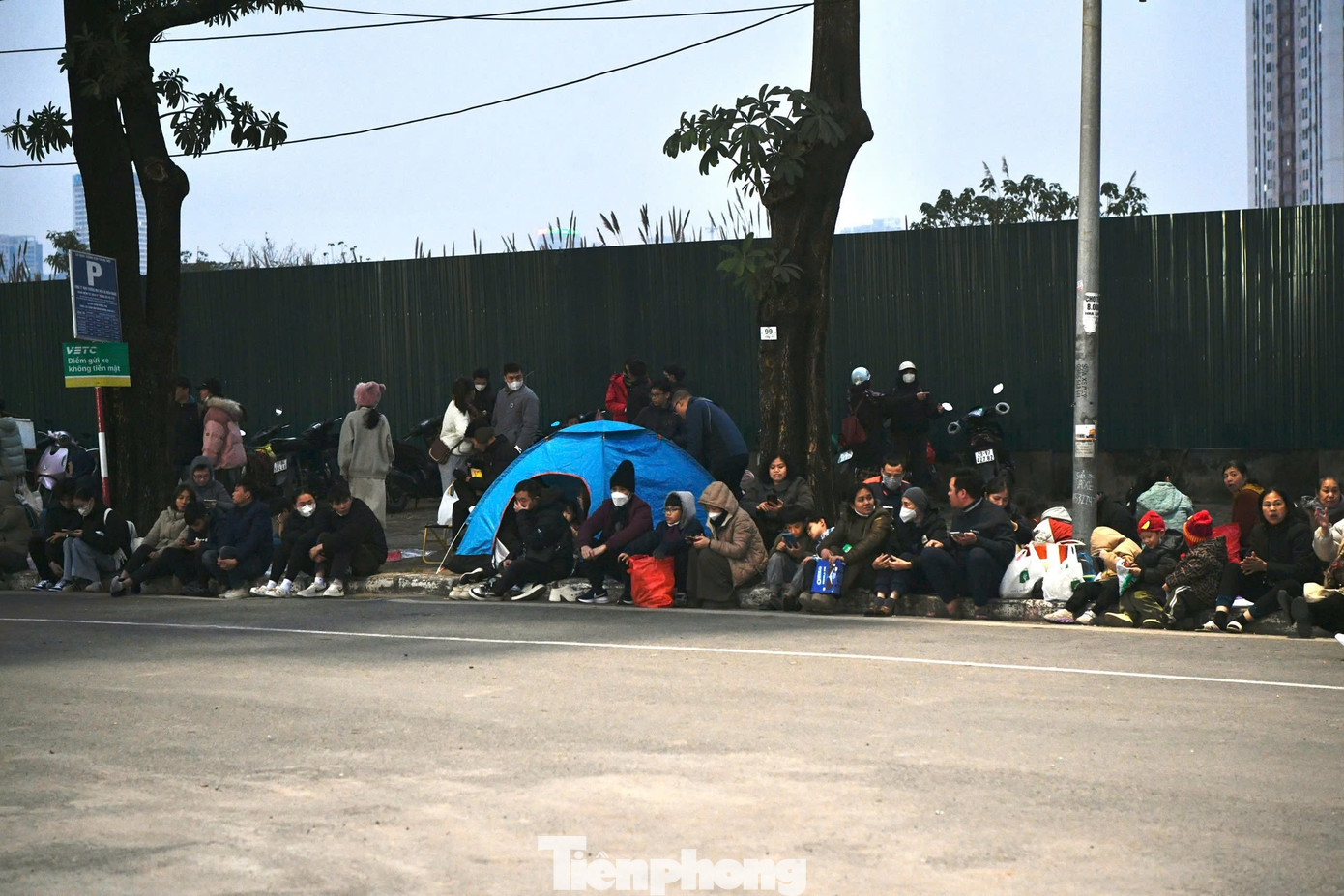 Người dân đổ về Mỹ Đình chờ xem pháo hoa mừng thành công Đại hội Đảng- Ảnh 5.