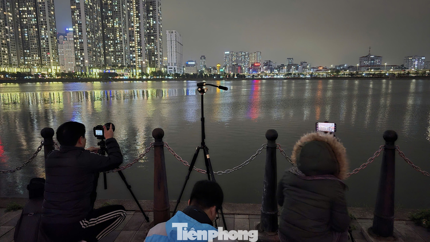 Người dân đổ về Mỹ Đình chờ xem pháo hoa mừng thành công Đại hội Đảng- Ảnh 24.