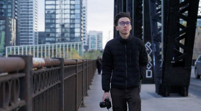 Bỏ đại học, ở nhờ trên ghế sofa, chàng trai 25 tuổi kiếm hơn 1 triệu USD/năm, giúp bố mẹ nghỉ hưu sớm- Ảnh 1.