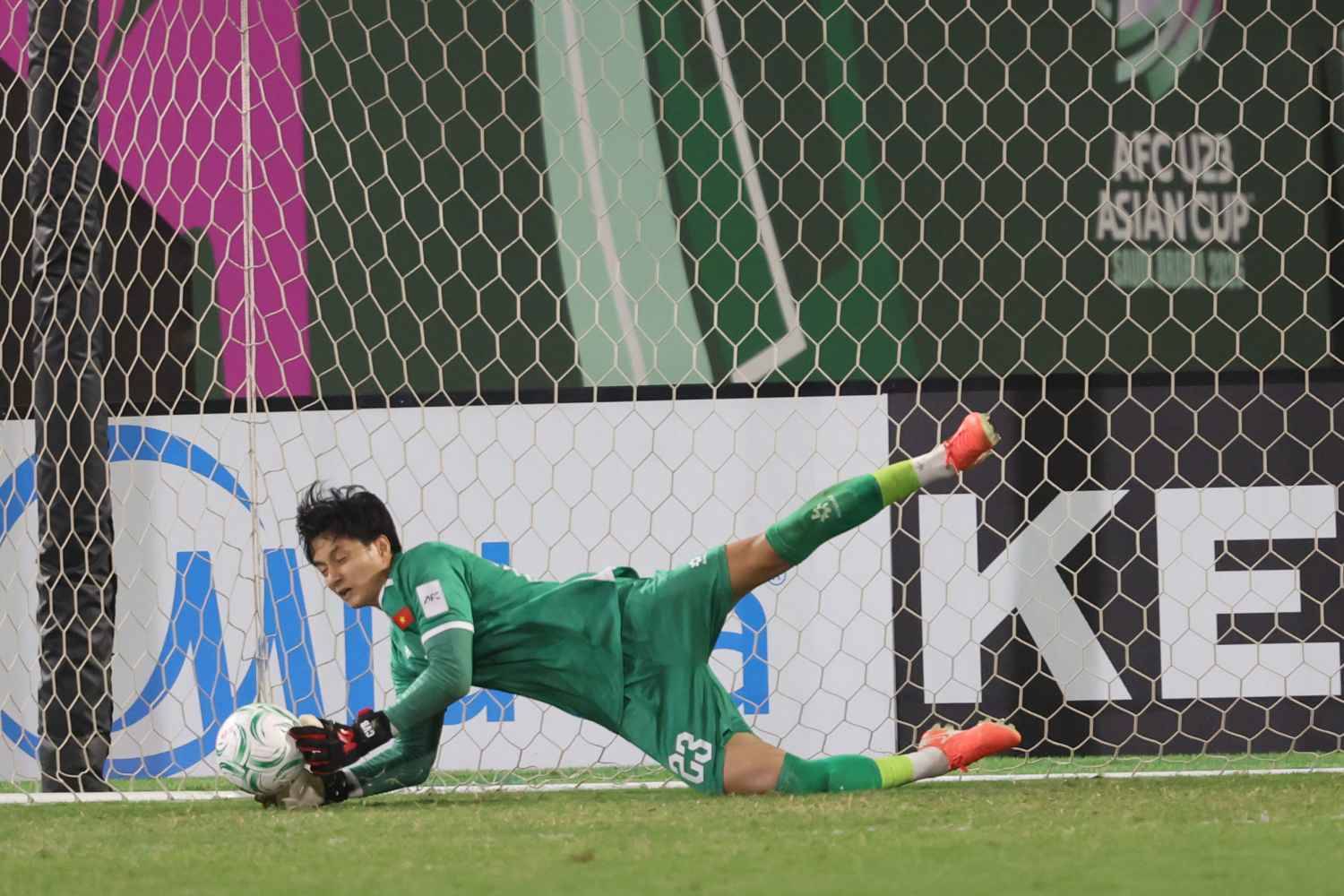 Khoảnh khắc "tuyệt đối điện ảnh" của Cao Văn Bình U23 Việt Nam, đến "người hùng Thường Châu" Bùi Tiến Dũng còn phải khen- Ảnh 3.