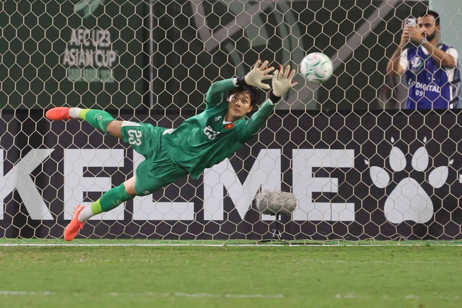 Khoảnh khắc "tuyệt đối điện ảnh" của Cao Văn Bình U23 Việt Nam, đến "người hùng Thường Châu" Bùi Tiến Dũng còn phải khen- Ảnh 2.