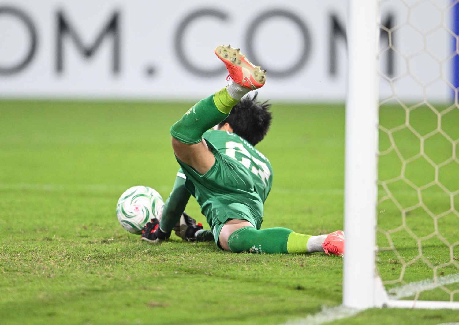 Khoảnh khắc "tuyệt đối điện ảnh" của Cao Văn Bình U23 Việt Nam, đến "người hùng Thường Châu" Bùi Tiến Dũng còn phải khen- Ảnh 4.