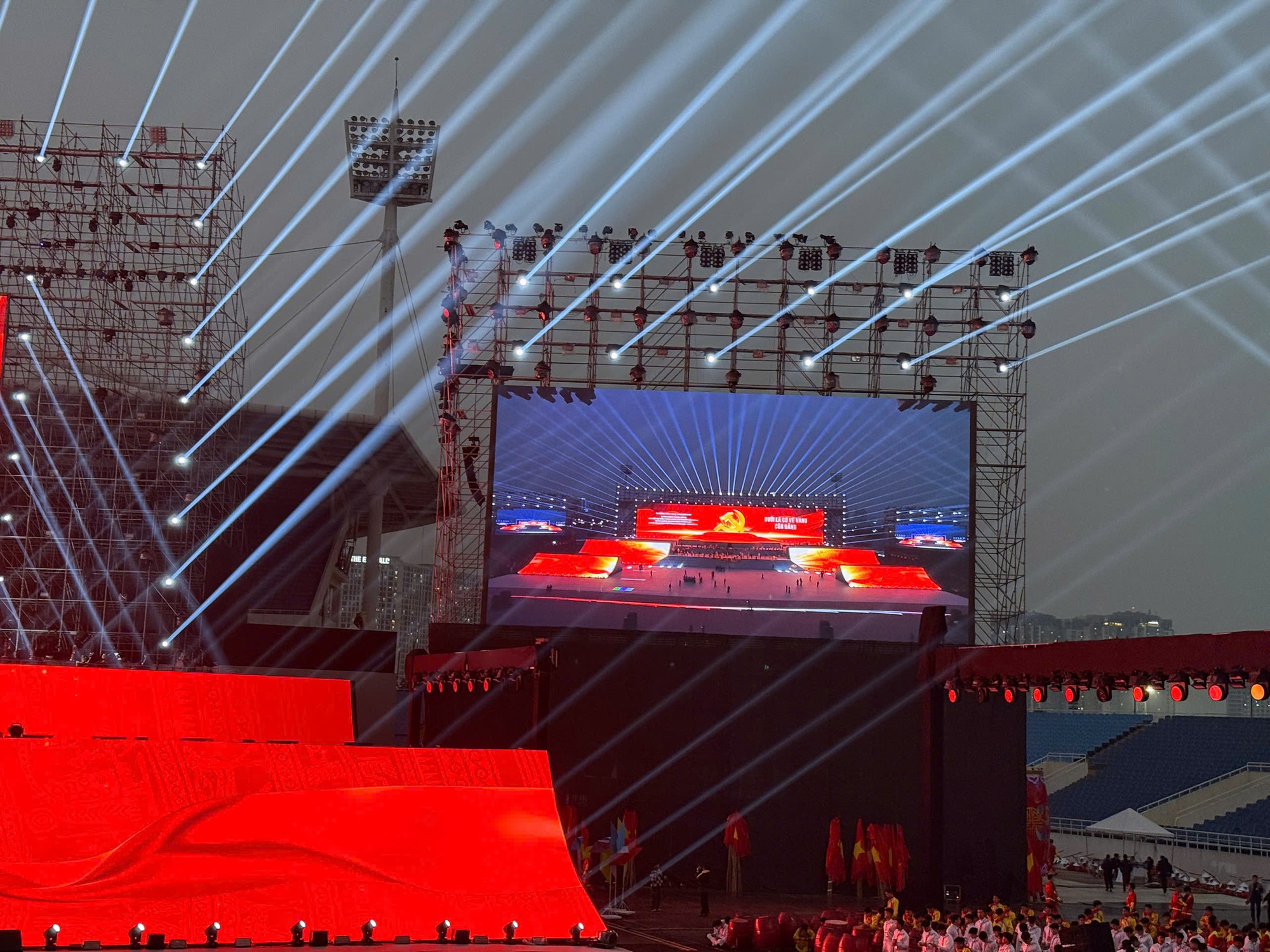 Nóng nhất Hà Nội hôm nay: Sun Group chuẩn bị 950 giàn phun, 4.400 ống pháo hỏa thuật cùng 4.600 pháo hoa nổ tầm cao, sẵn sàng cho “concert pháo hoa quốc gia”- Ảnh 8.