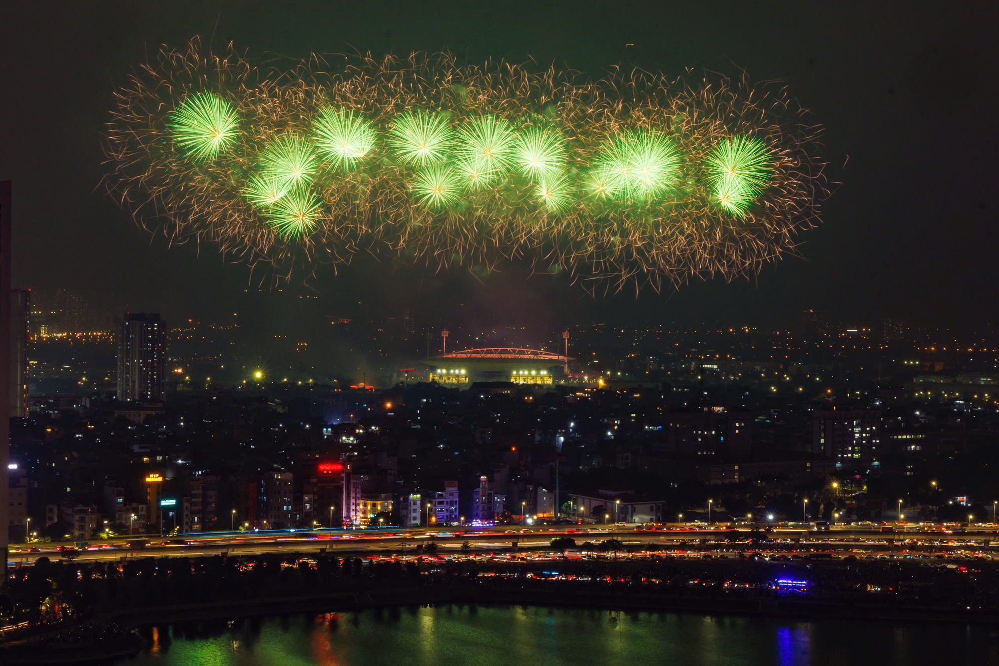 Ngắm màn pháo hoa quy mô lớn "chưa từng có" vừa xuất hiện trên bầu trời Hà Nội - Ảnh 13.