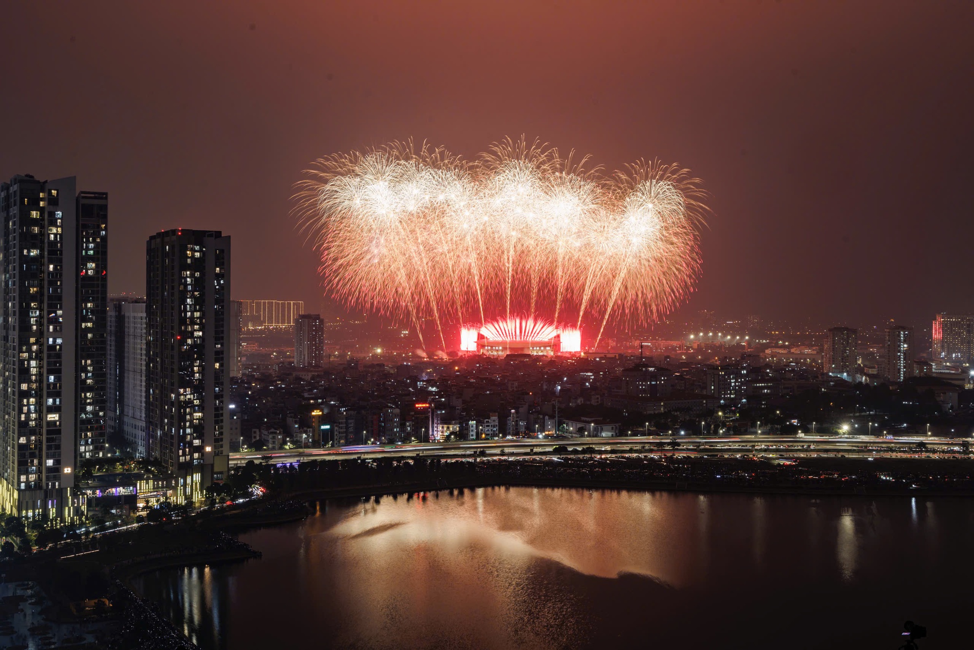 Ngắm màn pháo hoa quy mô lớn "chưa từng có" vừa xuất hiện trên bầu trời Hà Nội - Ảnh 9.