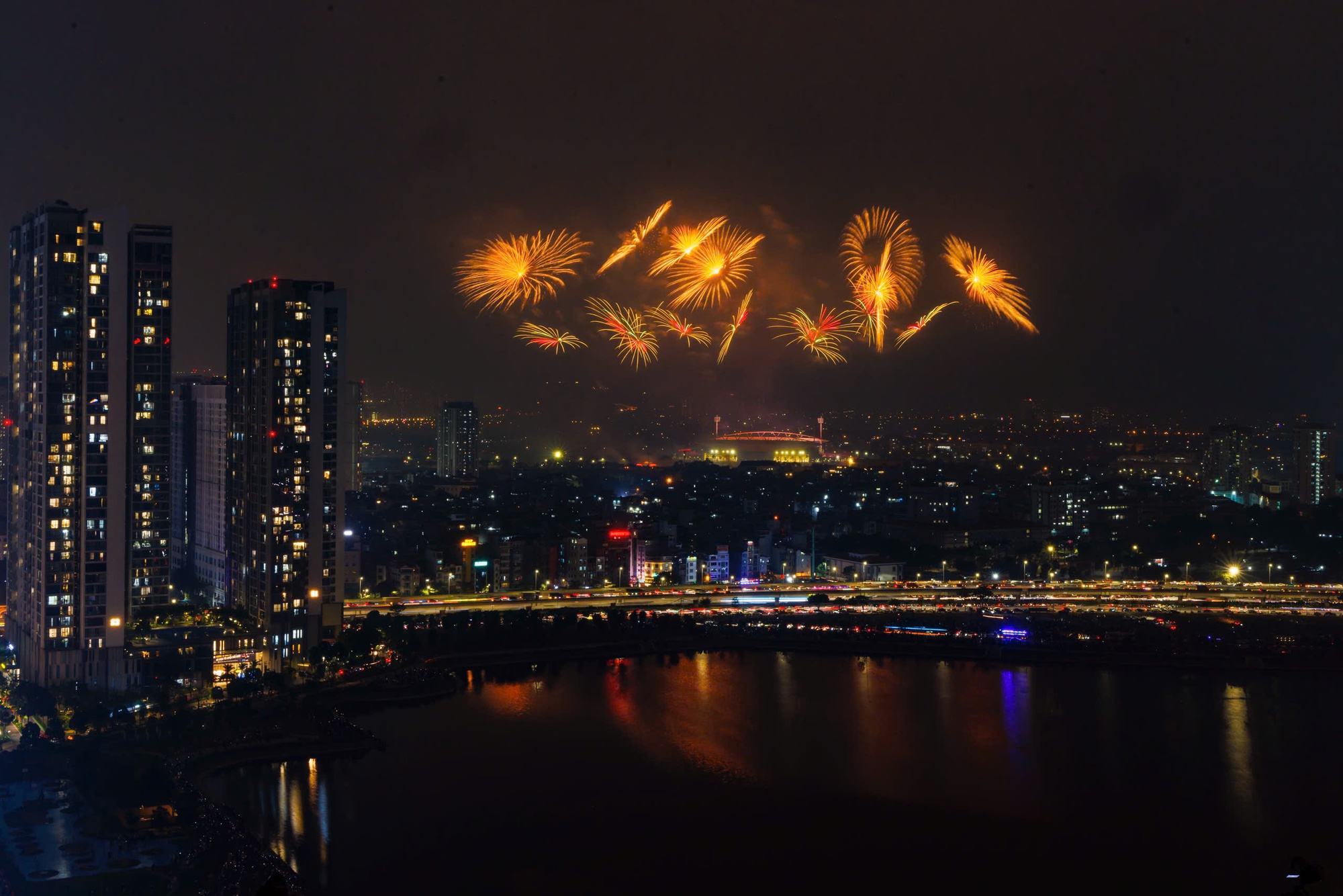 Ngắm màn pháo hoa quy mô lớn "chưa từng có" vừa xuất hiện trên bầu trời Hà Nội - Ảnh 18.