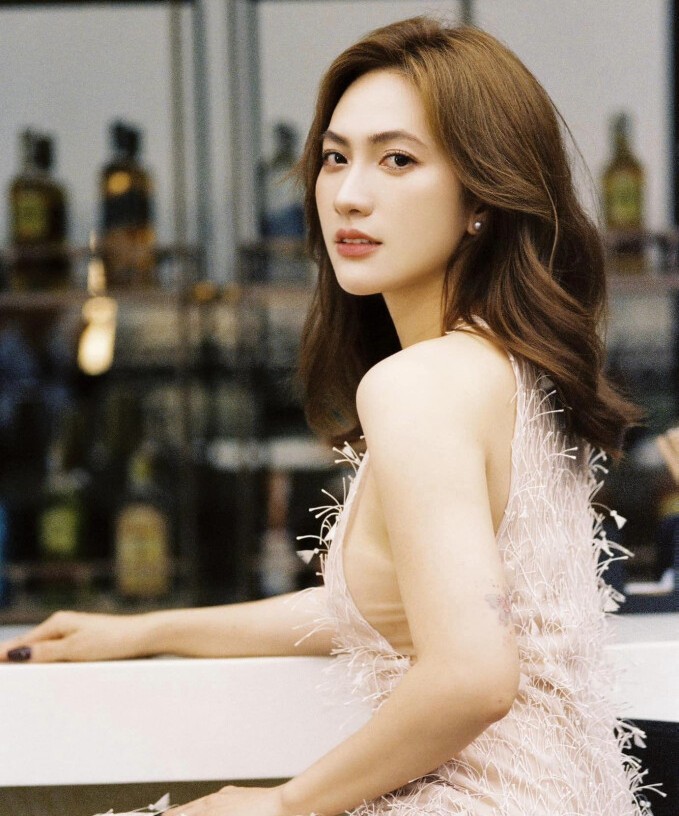 Ngoại lệ showbiz: Mỹ nhân chẳng thiết ăn diện lồng lộn, nhưng càng cố mặc đơn giản càng "phát sáng" trong đám đông - Ảnh 4.