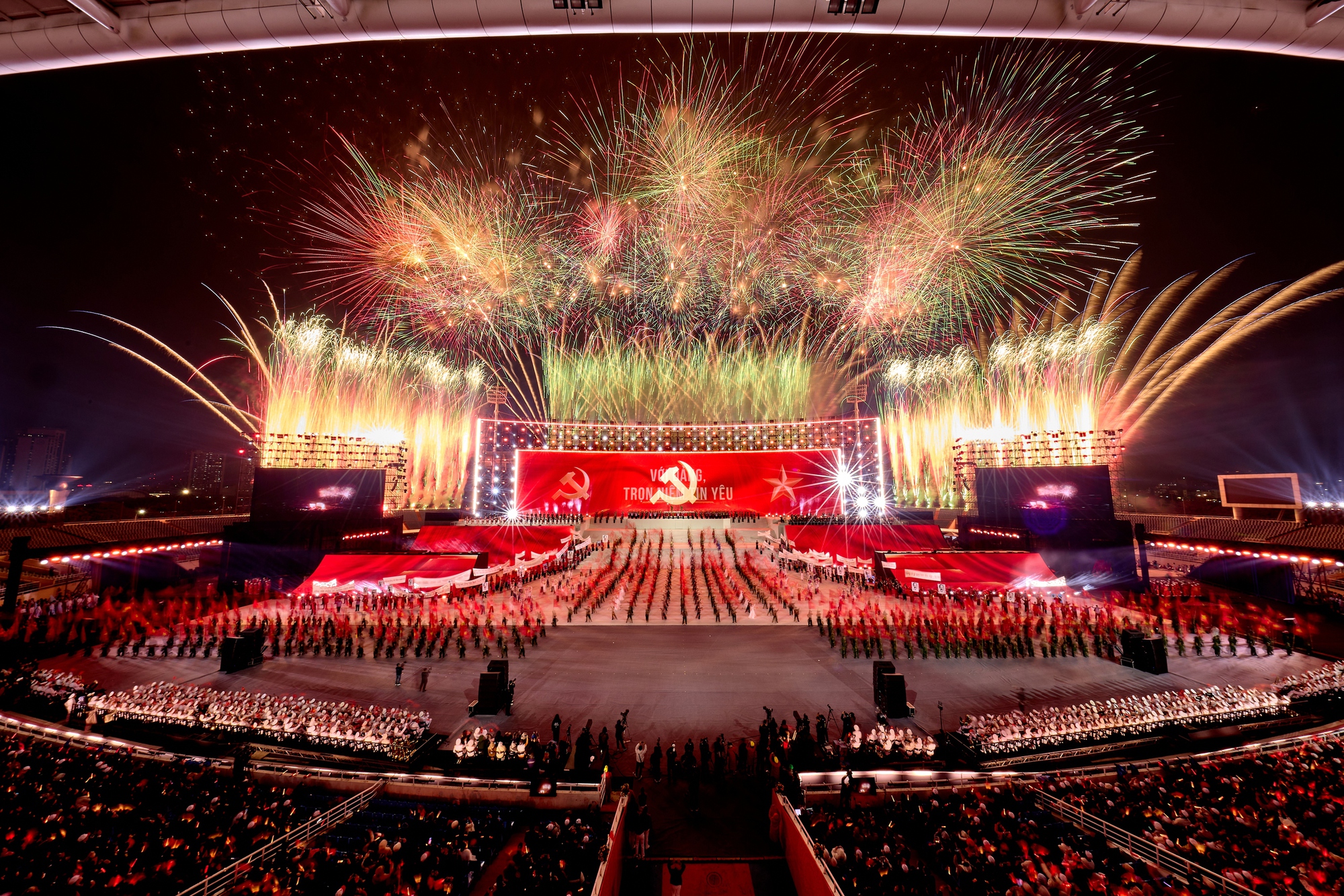 Ngắm màn pháo hoa quy mô lớn "chưa từng có" vừa xuất hiện trên bầu trời Hà Nội - Ảnh 1.