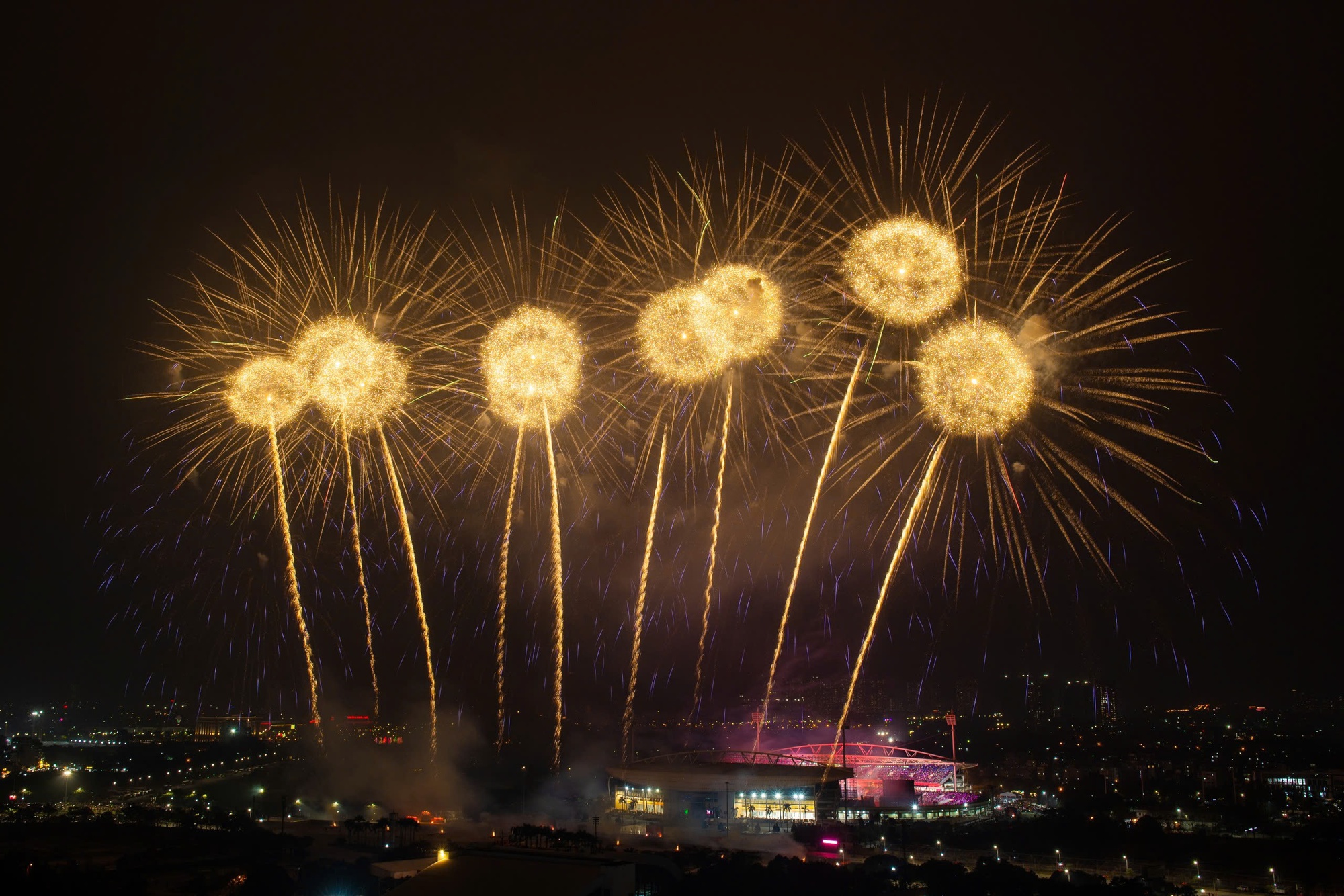 Ngắm màn pháo hoa quy mô lớn "chưa từng có" vừa xuất hiện trên bầu trời Hà Nội - Ảnh 7.