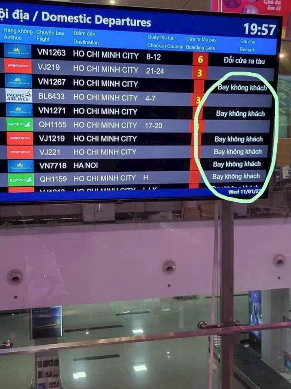 Choáng với cảnh "Bay không khách" đỏ rực sân bay, lý do vé Tết đắt là đây - Ảnh 1.