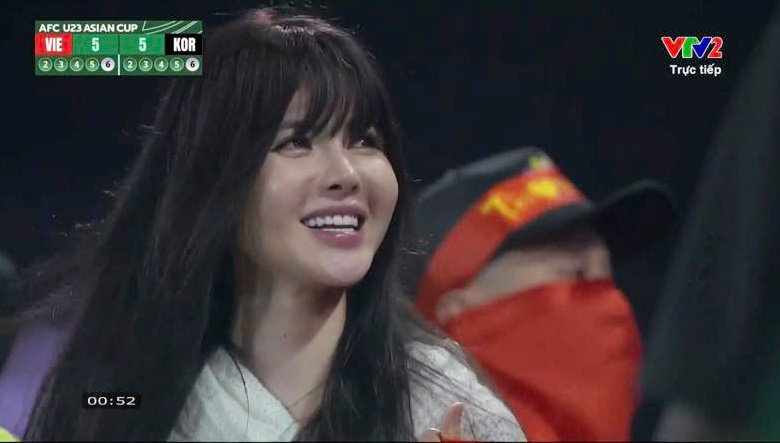 Danh tính nữ cổ động viên Việt Nam giống Thiều Bảo Trâm gây sốt- Ảnh 2.