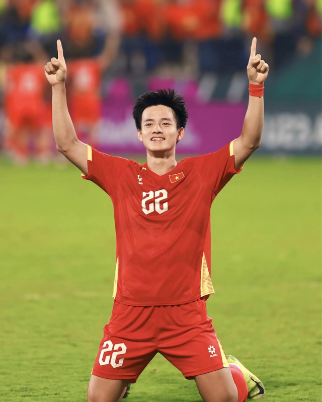 Phỏng vấn nóng "người hùng" U23 Việt Nam Nguyễn Thanh Nhàn: Mang sứ mệnh "người được chọn", phải test doping sau trận thắng Hàn Quốc - Ảnh 1.