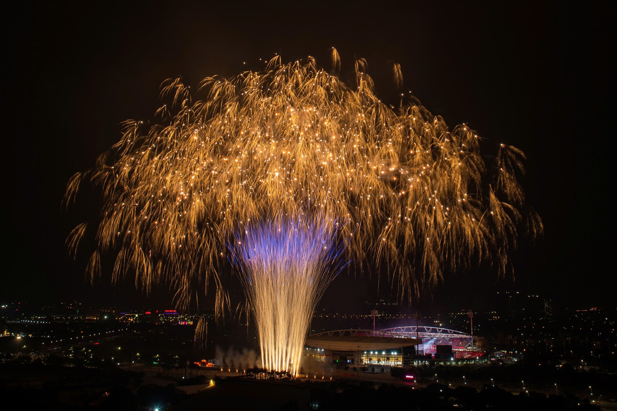 Ngắm màn pháo hoa quy mô lớn "chưa từng có" vừa xuất hiện trên bầu trời Hà Nội - Ảnh 17.