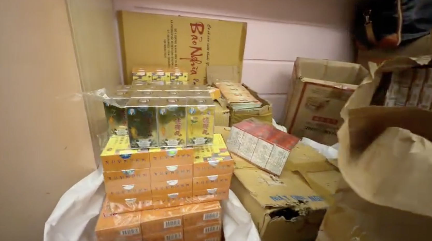 CLIP Bên trong công xưởng "thuốc đông y" Công an TPHCM vừa triệt phá - Ảnh 4.