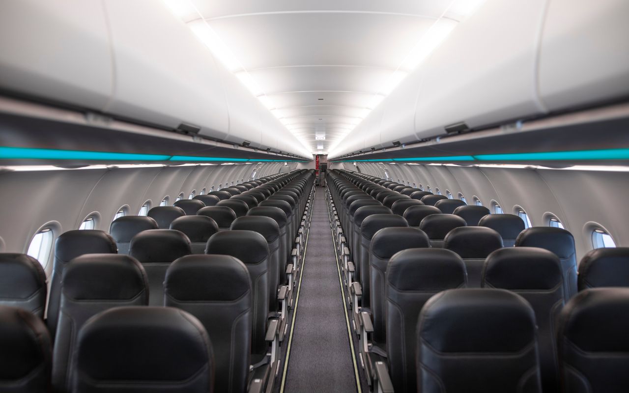 Choáng với cảnh "Bay không khách" đỏ rực sân bay, lý do vé Tết đắt là đây - Ảnh 2.