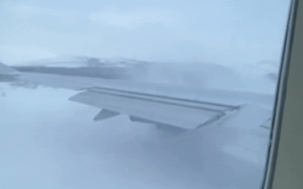 Cánh máy bay chở 388 người bốc cháy dữ dội khi hủy cất cánh vào phút chót- Ảnh 1. Cánh máy bay chở 388 người bốc cháy dữ dội khi hủy cất cánh vào phút chót- Ảnh 1.