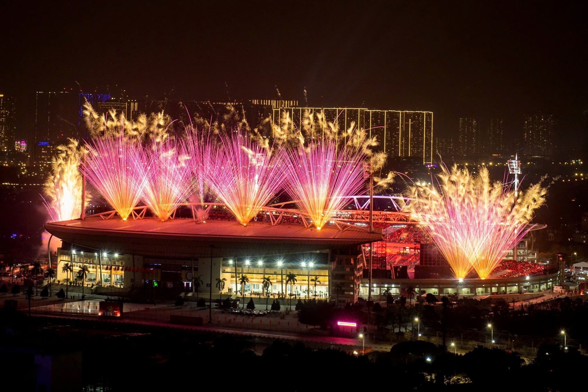 Ngắm màn pháo hoa quy mô lớn "chưa từng có" vừa xuất hiện trên bầu trời Hà Nội - Ảnh 3.