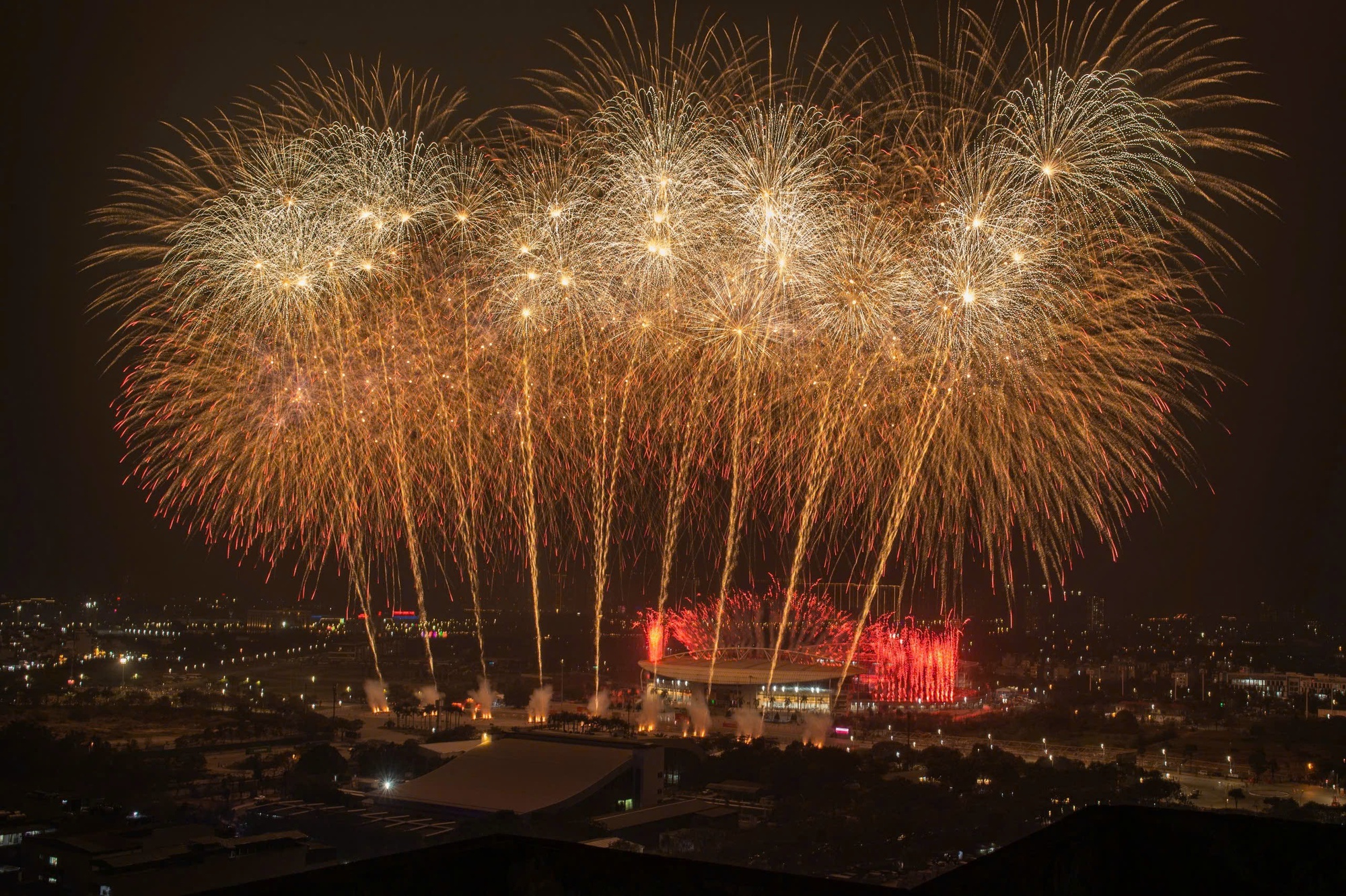Ngắm màn pháo hoa quy mô lớn "chưa từng có" vừa xuất hiện trên bầu trời Hà Nội - Ảnh 11.