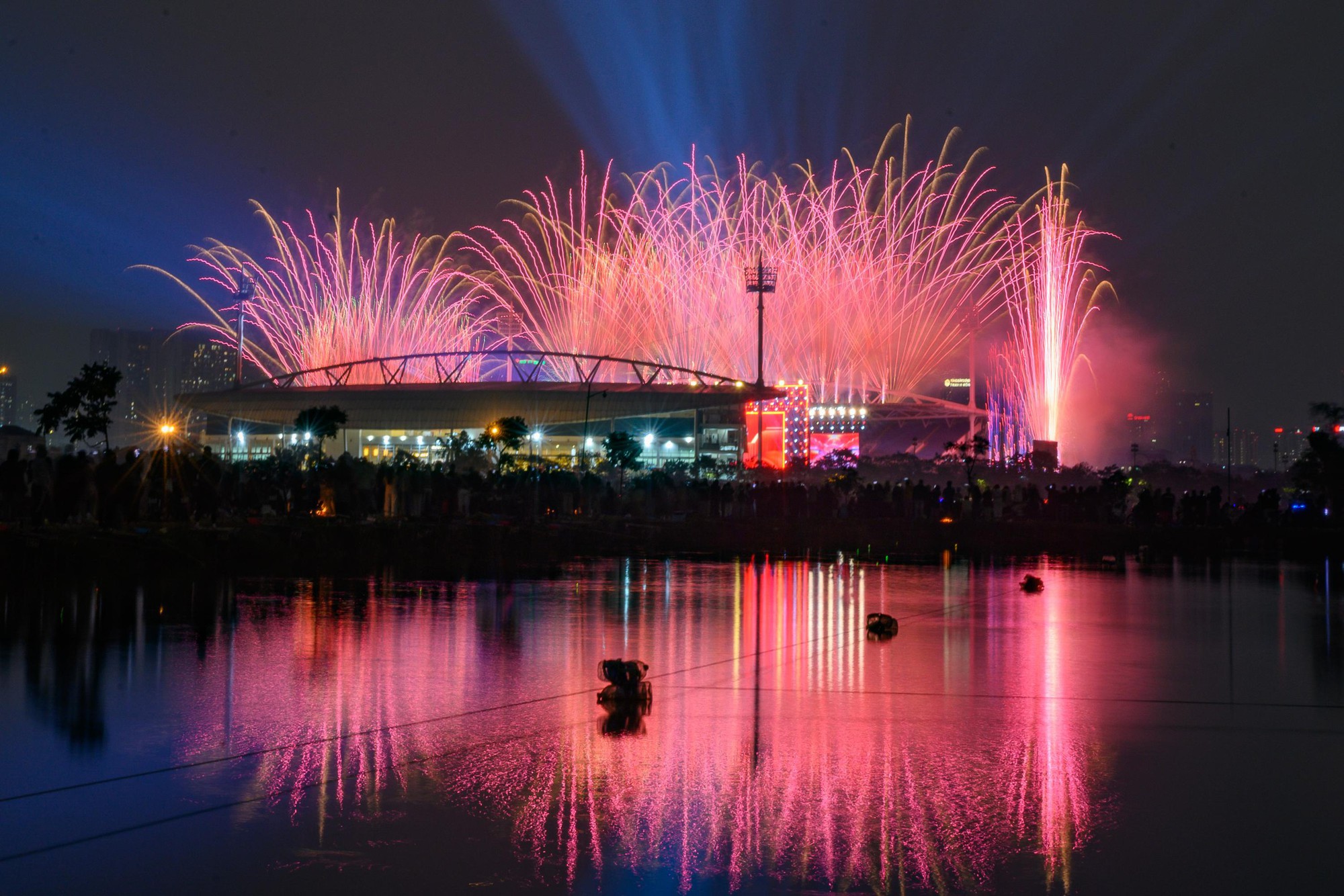 Ngắm màn pháo hoa quy mô lớn "chưa từng có" vừa xuất hiện trên bầu trời Hà Nội - Ảnh 10.