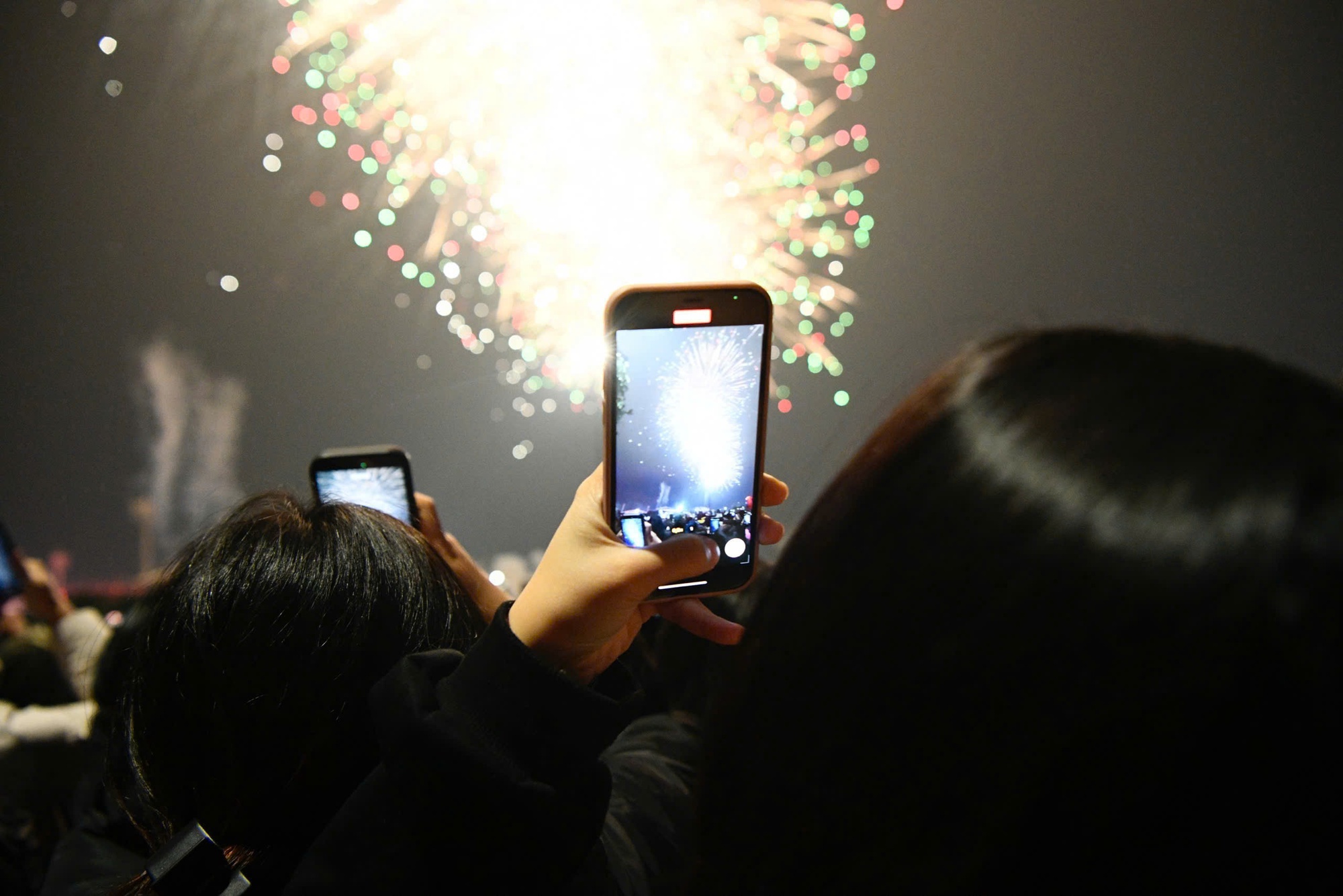 Ngắm màn pháo hoa quy mô lớn "chưa từng có" vừa xuất hiện trên bầu trời Hà Nội - Ảnh 19.