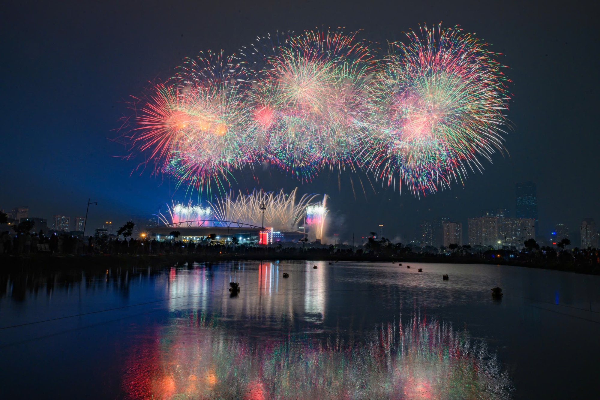 Ngắm màn pháo hoa quy mô lớn "chưa từng có" vừa xuất hiện trên bầu trời Hà Nội - Ảnh 5.